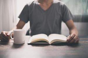 as pessoas leem livros para aumentar a capacidade de conhecimento foto