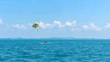 felicidade de turista de férias de verão feliz com parasailing foto