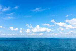 oceano, mar e nuvem, fundo do céu azul foto