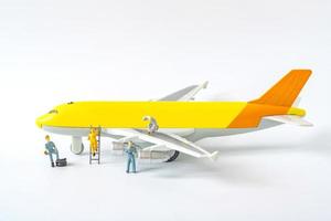 brinquedo de avião em miniatura e manutenção de técnicos foto