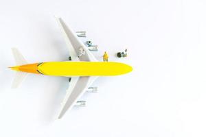 brinquedo de avião em miniatura e manutenção de técnicos foto