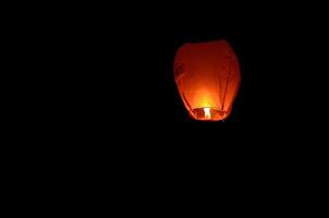 lanterna voadora no céu escuro foto