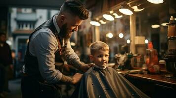 uma barbeiro aparar uma Rapazes cabelo com tesouras foto