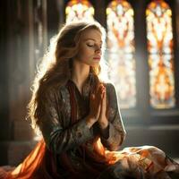 uma jovem mulher é sentado dentro uma Igreja e parece para estar profundo dentro oração. foto