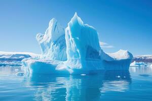 uma maciço iceberg flutua dentro a oceano foto