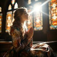 uma jovem mulher é sentado dentro uma Igreja e parece para estar profundo dentro oração. foto