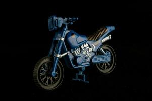 uma motocicleta brinquedo em Preto fundo foto