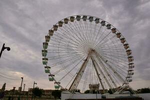 uma ampla ferris roda dentro a cidade foto