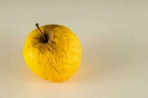 uma amarelo enrugado maçã foto