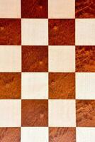 uma fechar acima do uma de madeira xadrez borda com quadrados foto
