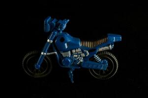 uma motocicleta brinquedo em Preto fundo foto
