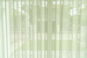 cortina translúcida branca ou cortina de filtragem de luz em casa foto