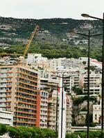 foto do uma movimentado cidade Horizonte com uma imponente guindaste dentro a fundo