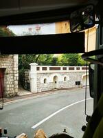 foto do uma cidade rua capturado a partir de a perspectiva do uma ônibus janela