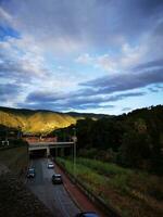 foto do carros dirigindo em uma ocupado rodovia