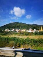 foto do uma pitoresco montanha Cidade aninhado dentro da natureza abraço