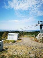 foto do uma esqui lift e uma montanha cabana dentro uma inverno panorama