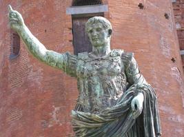 estátua romana em turin, itália