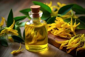 ylang ylang ou cananga odorata flor essencial óleo ao lado ylang ylang ou cananga odorata flor em uma mesa foto