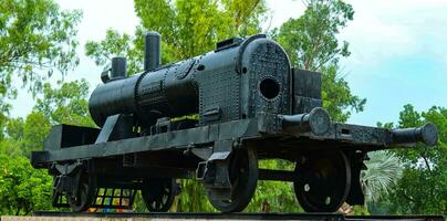 foto do Preto vapor locomotiva, vapor trem, uma peça do melhor velho tecnologia, antiga retro locomotiva em uma pedestal, velho vapor polonês trilho motor dentro parque