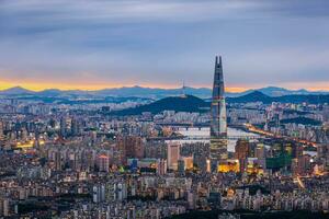 Seul cidade Horizonte e centro da cidade e arranha-céu às noite é a melhor Visão e lindo do sul Coréia às namhansanseong montanha. foto