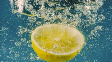 embaixo da agua limão fatia dentro refrigerante água ou limonada com bolhas. foto
