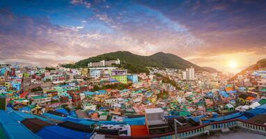 gamcheon cultura Vila às pôr do sol dentro busan, sul Coréia. foto