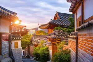 Bukchon hanok Vila é a nome tradicional cultural Vila dentro centro da cidade Seul dentro a manhã, com lindo brilhando luz, sul Coréia. foto