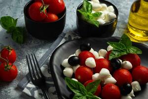 clássico italiano salada caprese servido dentro original Formato com cereja tomates, mini mussarela pérolas, manjericão folhas e balsâmico Esmalte foto