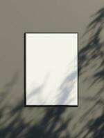 em branco quadro, Armação brincar suspensão em a parede com folha sombra foto