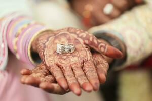 a noiva e noivo mãos segurando e mostrando Casamento argolas foto