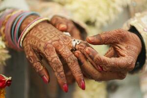 a noiva e noivo mãos segurando e mostrando Casamento argolas foto