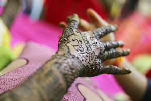a indiano noiva mostrando dela mãos mehndi tatuagens Projeto foto