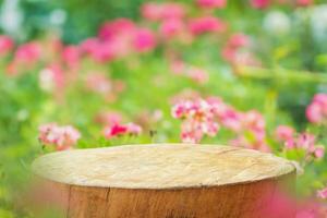 esvaziar velho árvore toco mesa topo com borrão rosa jardim fundo para produtos exibição foto