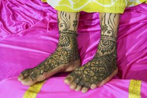 indiano noiva mostrando pés mehndi Projeto dela Casamento cerimônia foto