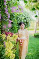 tradicional tailandês traje lindo mulher formalmente foto