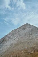Visão do a pico do montar Vihren do a pirin maciço, nacional parque, período de férias dentro Bulgária, vertical quadro, Armação foto