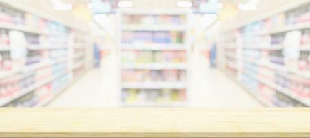 esvaziar madeira mesa topo com supermercado borrado fundo para produtos exibição foto