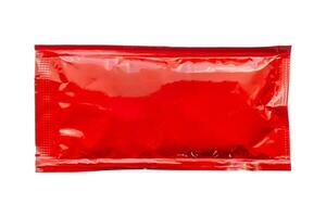 pacote de sachê de molho de ketchup de tomate folha vermelha em branco isolado no fundo branco foto