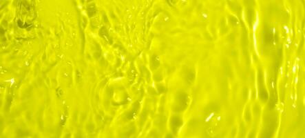 abstrato transparente água sombra superfície textura natural ondulação em amarelo fundo foto