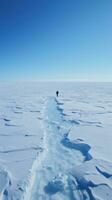 solitário explorador em pé em grande gelo floe foto