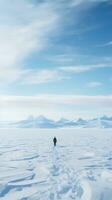 solitário explorador em pé em grande gelo floe foto