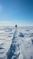 solitário explorador em pé em grande gelo floe foto