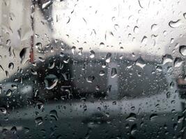 chuva gotas em carro parabrisa influência veículo dirigindo, tempestade clima previsão, chuvoso estação foto