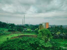 Visão do verde floresta dentro a meio do a cidade dentro samarinda foto