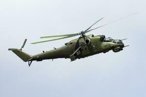 sem título militares helicóptero às ar base. ar força e exército voar transporte. aviação e helicóptero. transporte e transporte aéreo. militares indústria. mosca e vôo. foto