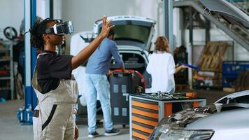 licenciado engenheiro dentro auto reparar fazer compras usando virtual realidade óculos para visualizar carro componentes dentro ordem para consertar eles. africano americano mulher vestindo moderno vr fone de ouvido enquanto trabalhando em estragado veículo foto