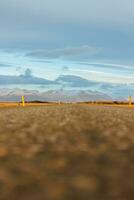 lindo nórdico panorama com rodovia perto islandês interior, solitário estrada conceito. maciço montanha cadeia dentro distância ao longo invernal beira da estrada, escandinavo país das maravilhas com estrada. foto