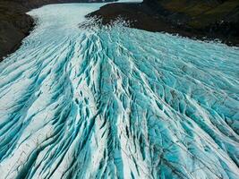 zangão tiro do maciço geleira dentro Islândia, azul gelo massa vatnajokull icebergs dentro nórdico frio panorama. lindo escandinavo gelado blocos formando islandês cenário, global aquecimento conceito. foto