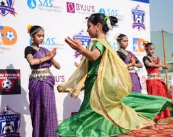 Novo Délhi, Índia - Julho 01 2023 - bharatanatyam indiano clássico odissi dançarinos realizando às estágio. lindo indiano menina dançarinos dentro a postura do indiano dança. indiano clássico dança bharatanatyam foto